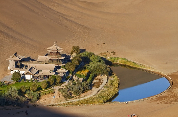 敦煌鸣沙山月牙泉景区