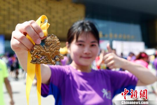2018泰山国际马拉松赛鸣枪开赛2万余名选手参赛