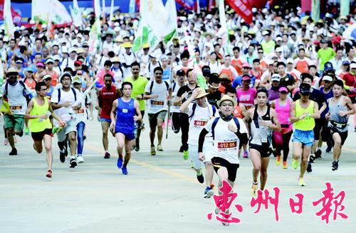     往届观音山万人登山大赛场景。
