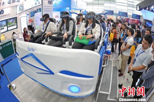 观众在第二届中国(广东)国际“互联网+”博览会上体验智能设备(资料图) 通讯员 摄