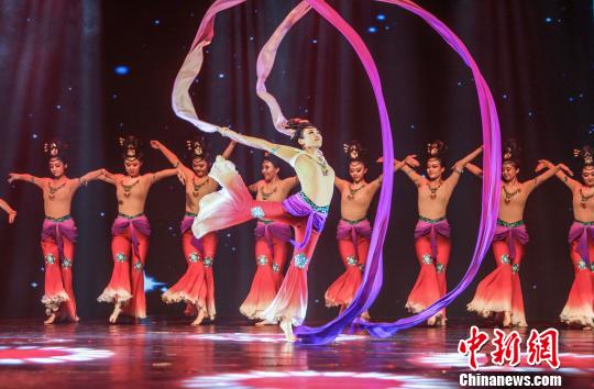 开幕演出中的北京体育大学舞蹈《乐舞·敦煌》 钟欣 摄