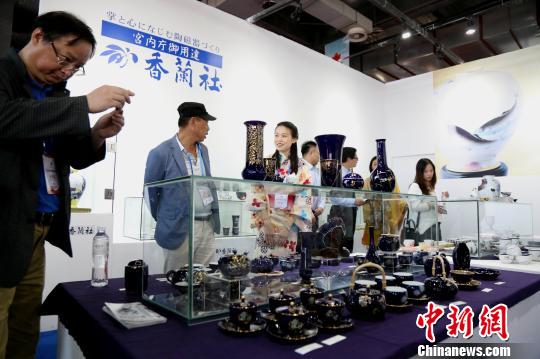 瓷博会此前成功举办了14届，已经发展成为展示世界精品陶瓷、传播中国陶瓷文化和促进中外陶瓷交流与合作的重要平台。　姜涛 摄