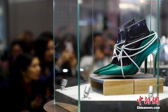 11月8日，在上海举行的首届中国国际进口博览会上，英国珠宝鞋吸引参观者。<a target='_blank' href='http://www.chinanews.com/'>中新社</a>记者 杜洋 摄